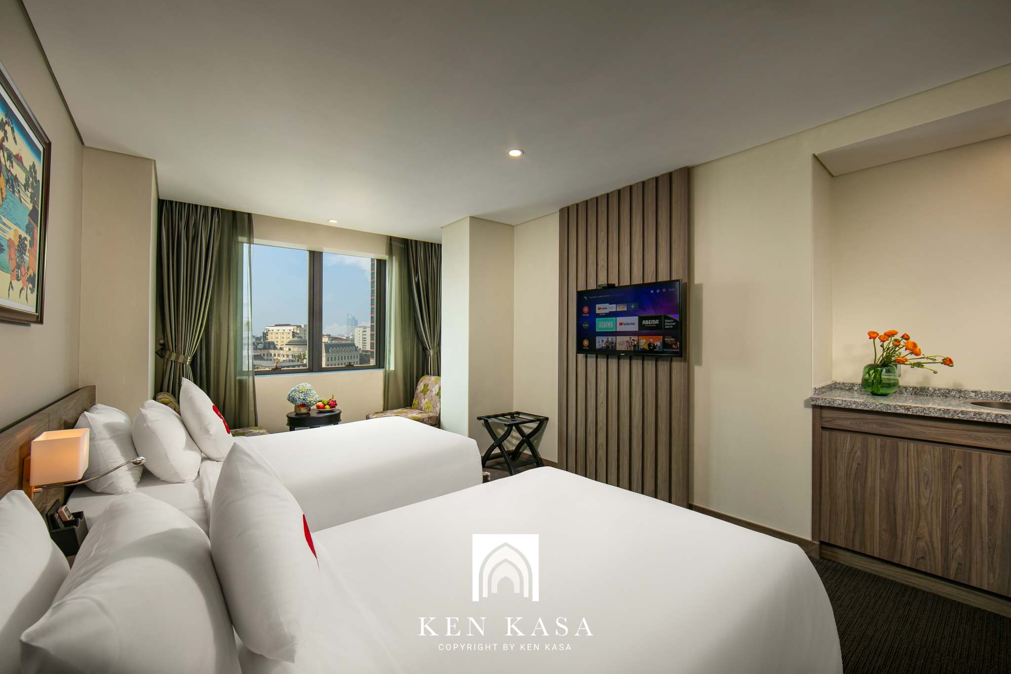 Kh&ocirc;ng gian trong ph&ograve;ng superior khi so s&aacute;nh ph&ograve;ng suite v&agrave; ph&ograve;ng superior